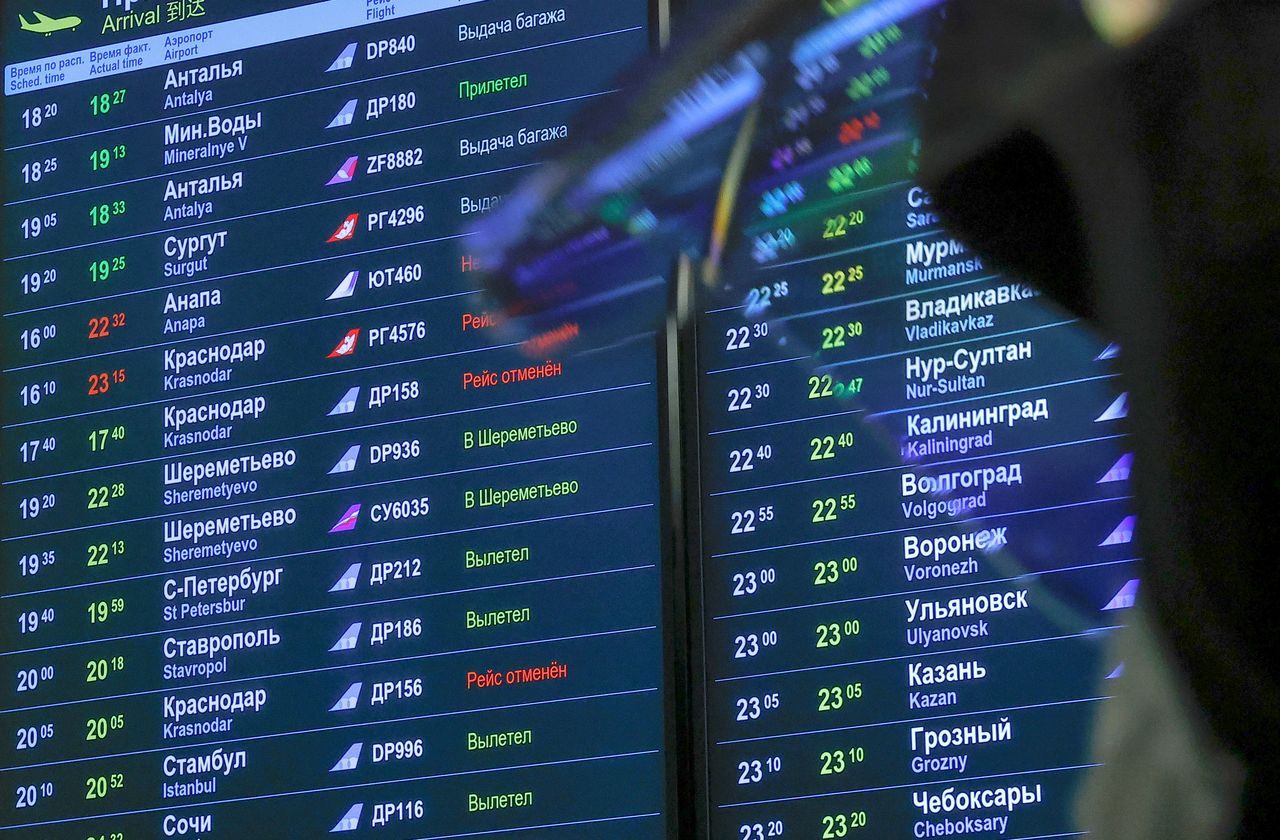 ロシアメディアRBCが27日夜報じたところによると、ロシア当局は欧州の航空会社に対し、ベラルーシ領空を迂回するルートによるモスクワ便の運航を認める方針。モスクワの国際空港で1月撮影の提供写真。(2021年 ロイター)