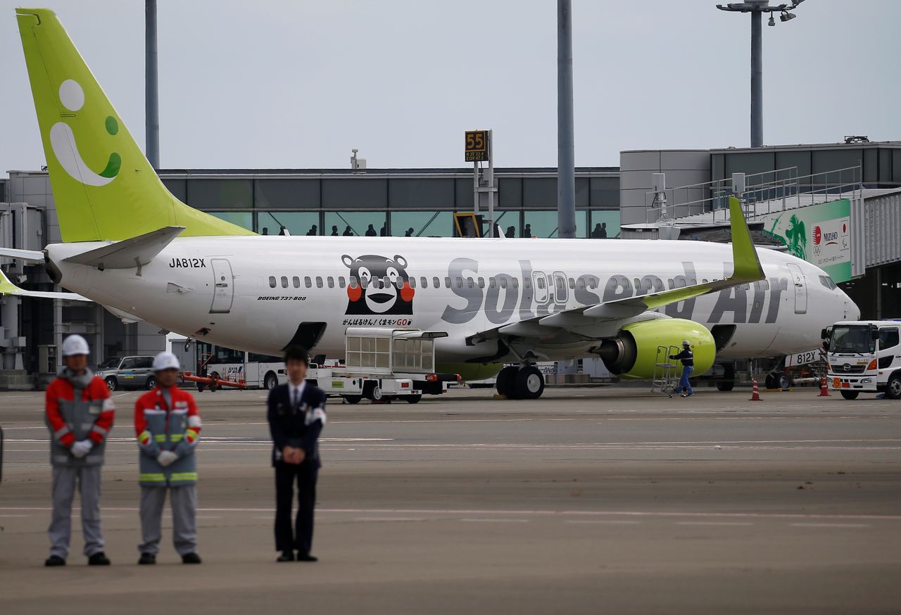 5月31日、 航空会社のAIRDO(札幌市)とソラシドエア(宮崎市)は、2022年10月をめどに共同持ち株会社を設立すると発表した。写真はソラシドエアの飛行機。都内で2017年2月撮影(2021年 ロイター/Issei Kato)