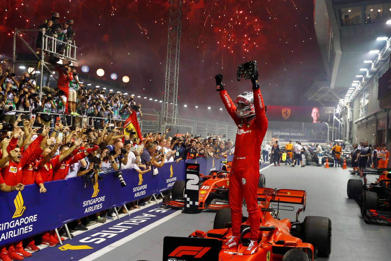 自動車レースF1は4日、新型コロナウイルスのパンデミックにより、シンガポールGPを中止すると発表した。写真は2019年の同GP。シンガポールで2019年9月撮影(2021年 ロイター/Thomas Peter)