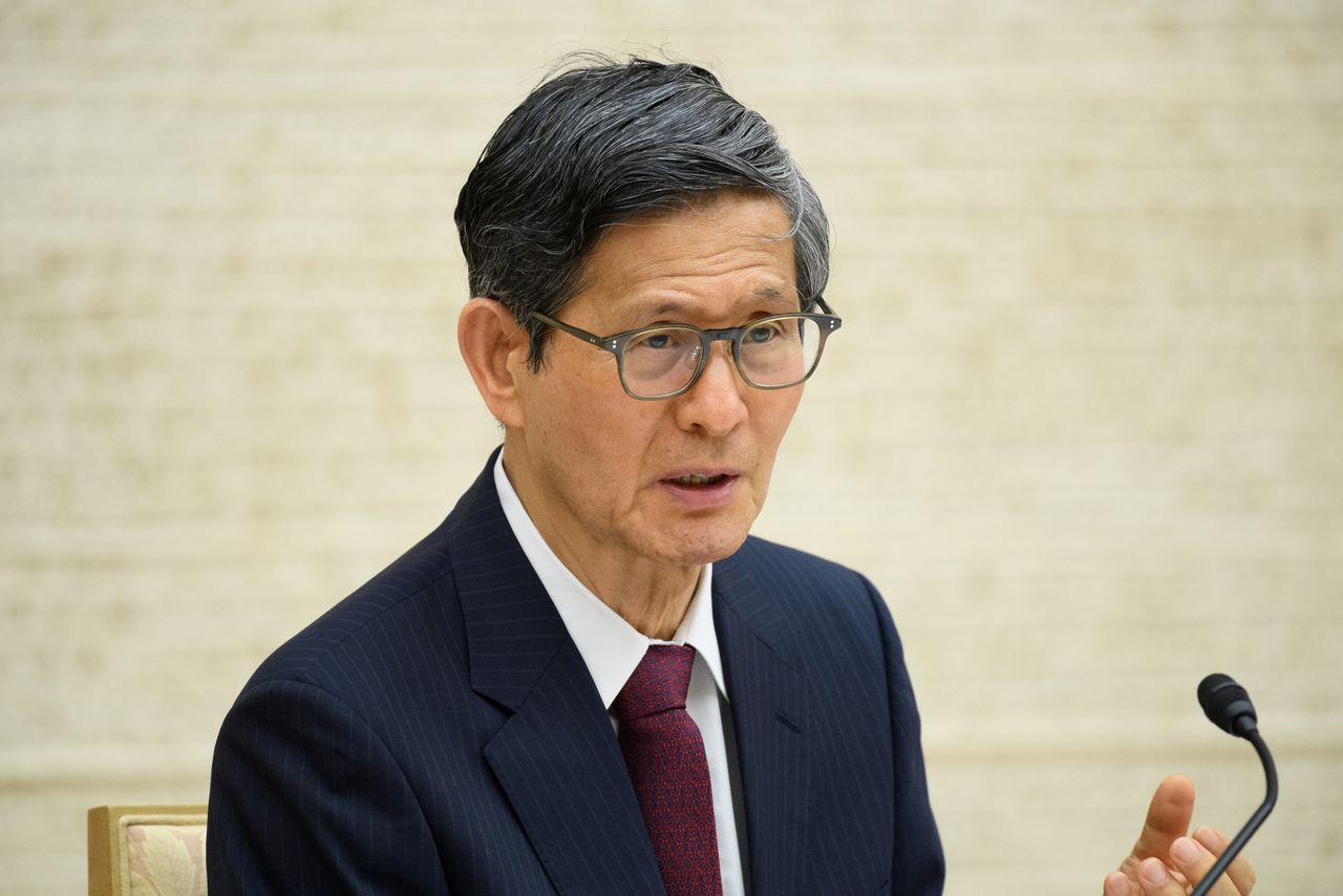 6月18日、政府の新型コロナウイルス感染症対策分科会の会長を務める尾身茂・独立行政法人地域医療機能推進機構理事長(写真)ら専門家は、東京五輪・パラリンピックでの感染拡大を予防するため取りまとめた提言について都内で会見した。都内で5月代表撮影(2021年 ロイター)