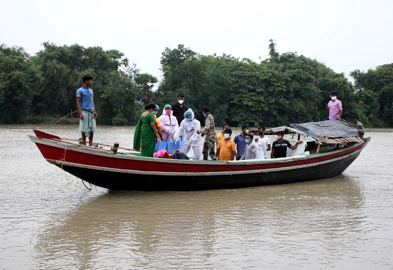 6月21日、インドで全土での1日の新型コロナウイルスワクチン接種が830万回と過去最多になった。写真は、予防接種のため西ベンガル州バトラ島へ渡る医療関係者(2021年 ロイター/Rupak De Chowdhuri)