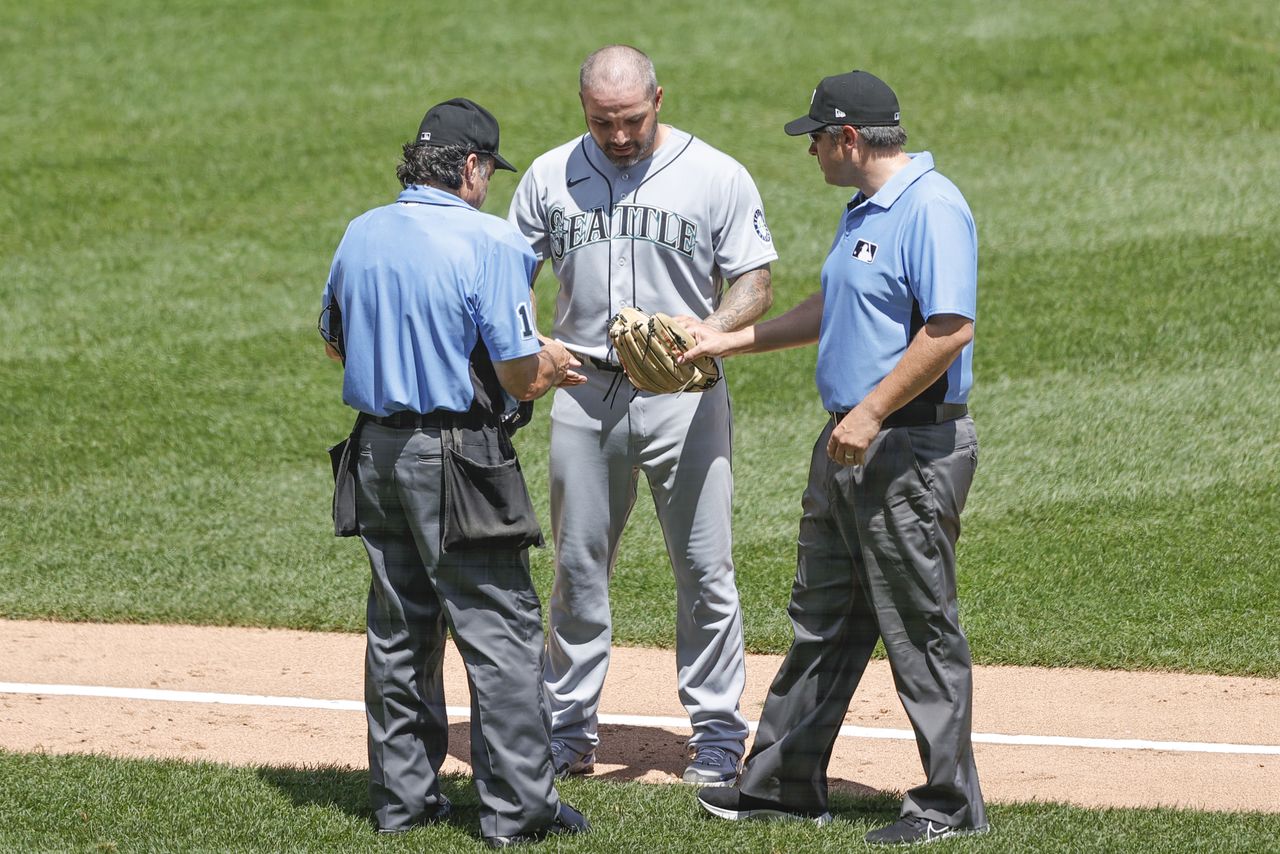 MLBマリナーズの左腕ヘクター・サンティアゴ投手(中央)が27日、審判員から不正チェックを受けたあとに退場処分となった(2021年 ロイター/Kamil Krzaczynski-USA TODAY Sports)