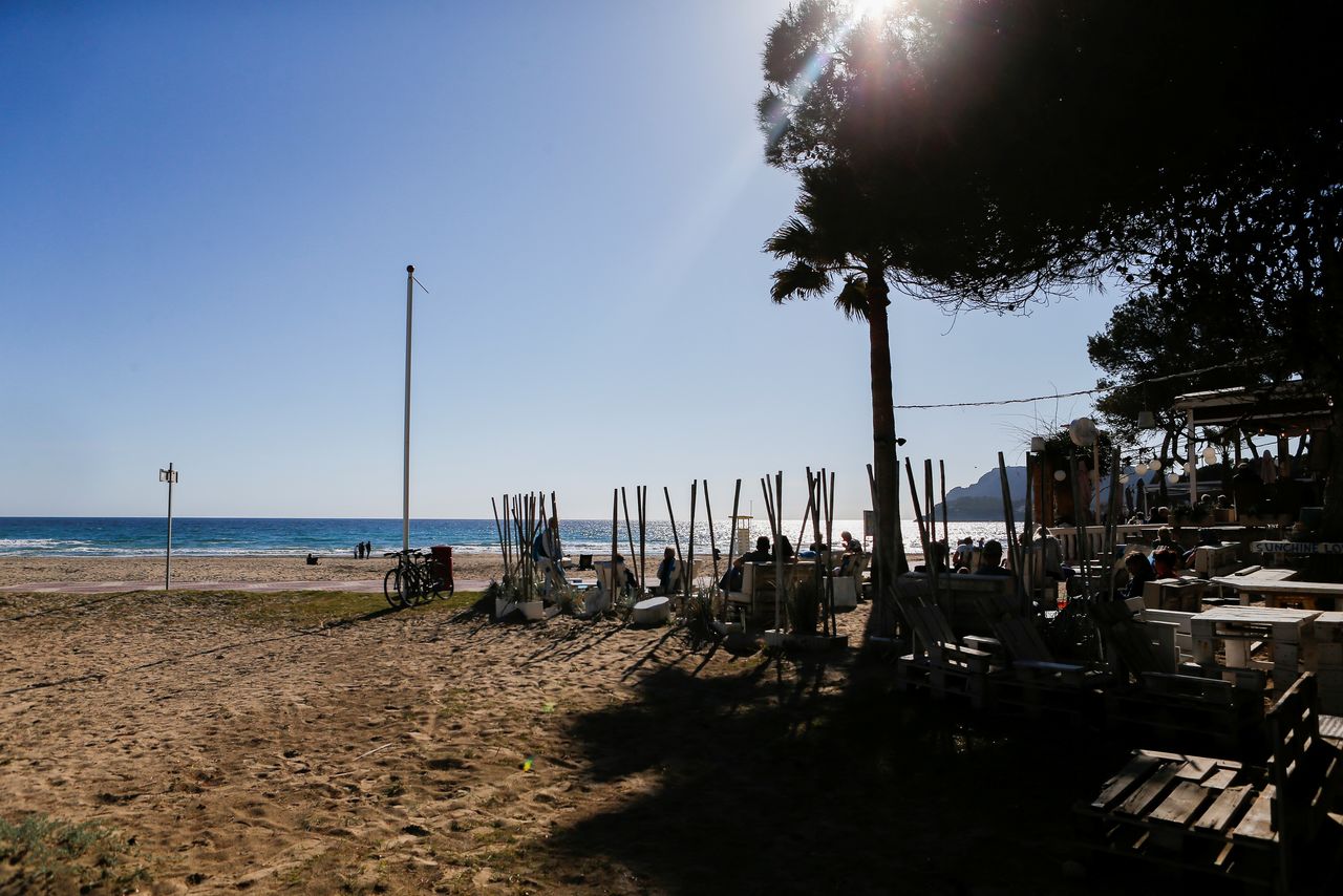 6月28日、スペインのゴンサレス外相は、英国からの入国者に対し、新型コロナウイルス検査の陰性結果かコロナワクチン接種完了の証明提出を求める方針を明らかにした。写真はマヨルカ島のビーチ。3月23日撮影(2021年 ロイター/Enrique Calvo)