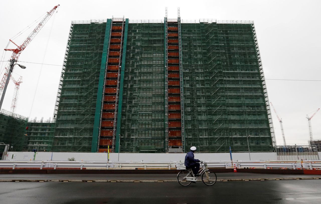 国土交通省が30日発表した5月の新設住宅着工戸数は、前年比9.9%増の7万0178戸となった。写真は、東京湾沿いで建設中の高層住宅。2018年9月27日に撮影。(2021年 ロイター/Toru Hanai)