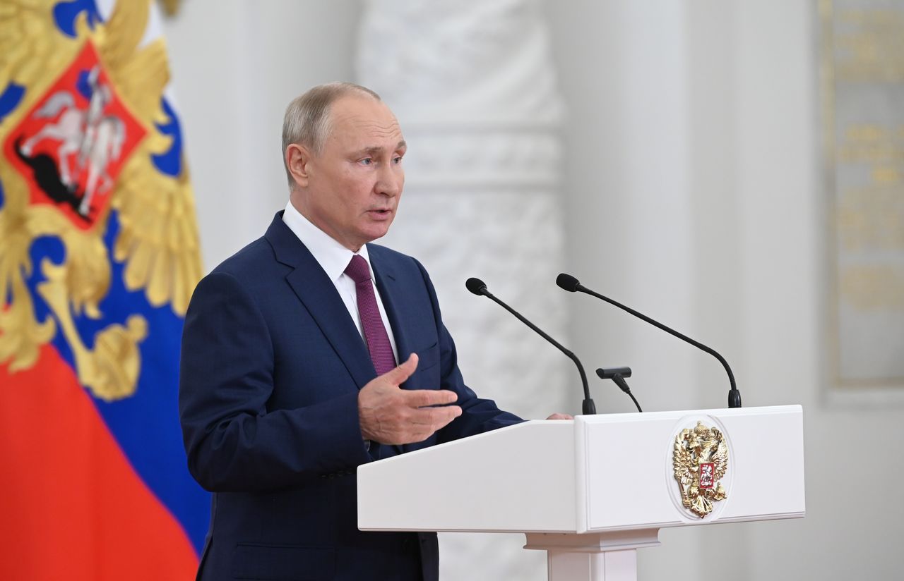 6月30日、ロシアのプーチン大統領は、ロシアが自国の領海と認識する黒海のクリミア半島沖を英駆逐艦が航行したことについて、ロシアは第三次世界大戦を開始することなく、同駆逐艦を撃沈させることもできたと述べた。写真は同日、モスクワで講演するプーチン氏(2021年 ロイター/Alexei Nikolskyi)