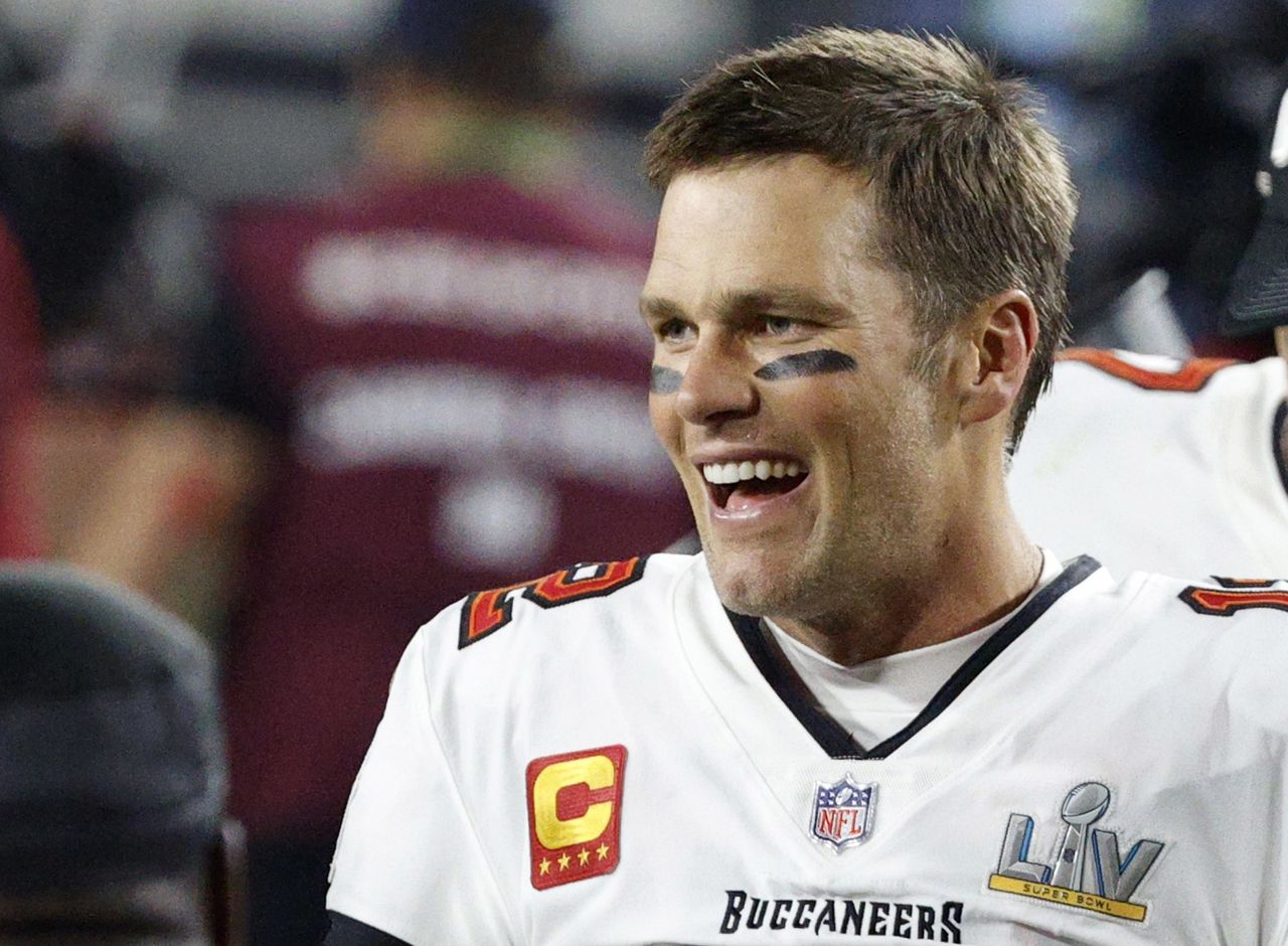 6月29日、米暗号資産(仮想通貨)取引プラットフォームのFTXトレーディングは、米プロフットボールリーグ(NFL)を代表するQBのトム・ブレイディ氏(写真)と妻でスーパーモデルのジゼル・ブンチェン氏が同社の株式を取得したと発表した。2月撮影(2021年 ロイター/Eve Edelheit)