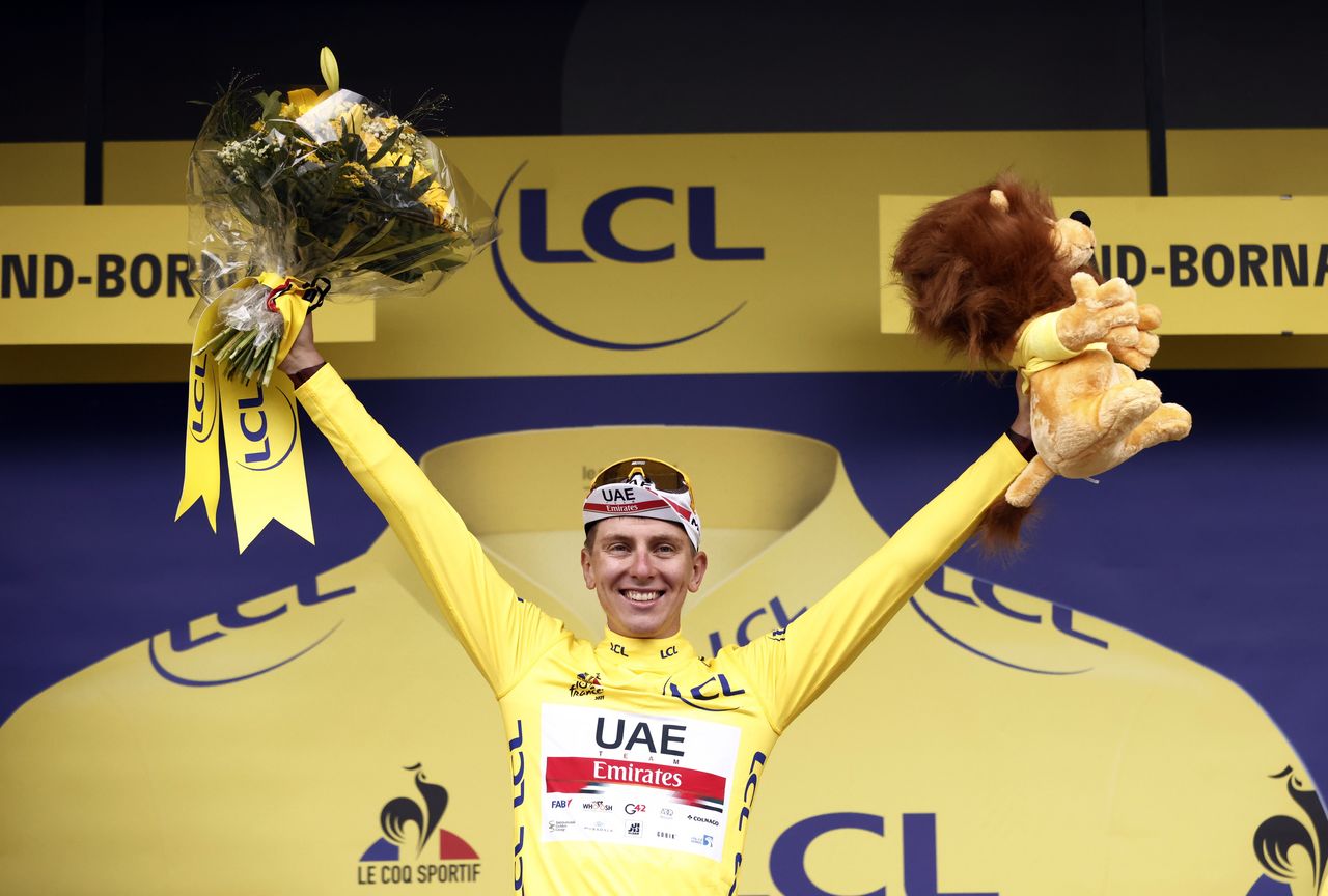 世界最高峰の自転車ロードレース、ツール・ド・フランスは3日、オヨナからルグランボルナンまでの第8ステージ(150.8キロ)を行い、前回王者タデイ・ポガチャルが総合首位に立った。(2021年 ロイター/Stephane Mahe)