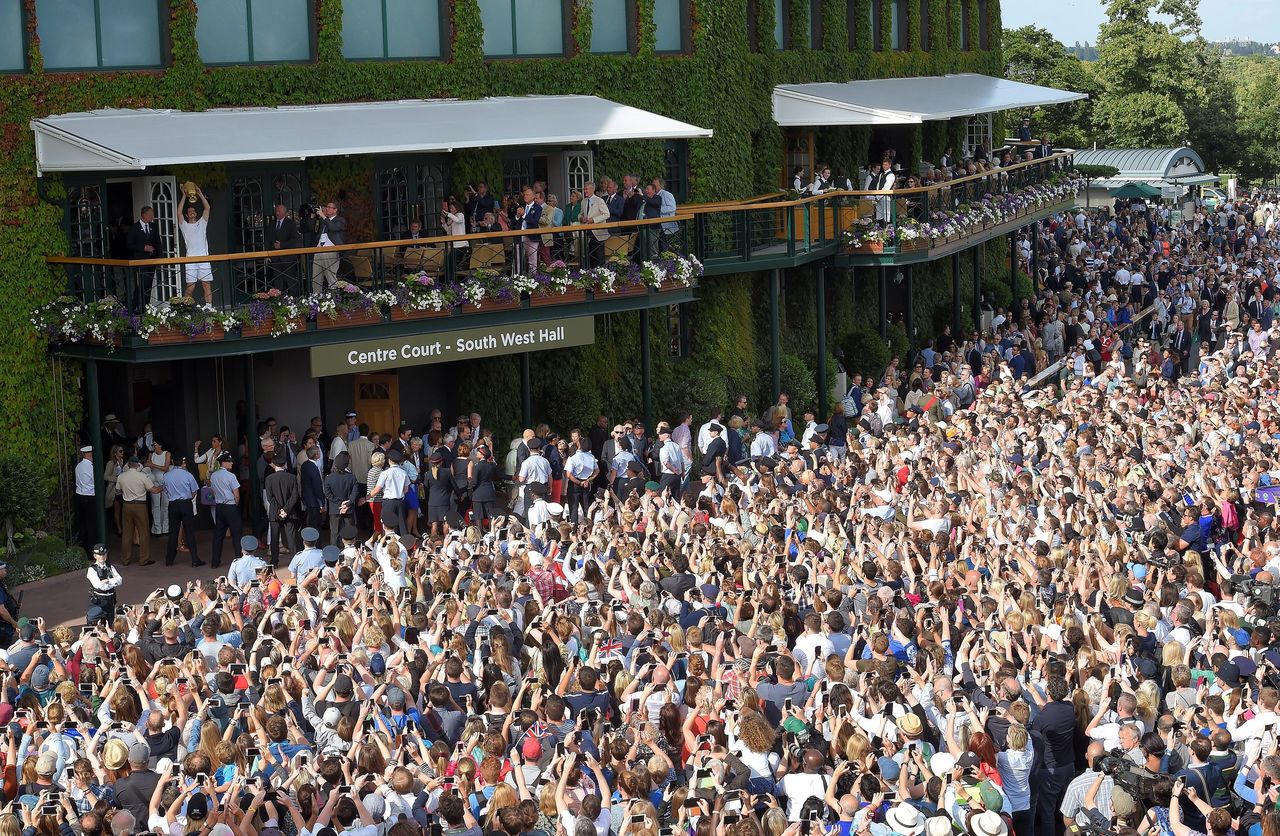 テニスの四大大会、ウィンブルドン選手権を主催するオールイングランド・クラブは4日、新型コロナウイルスによる観客数制限が緩和されたことを受け、シングルス準々決勝から収容人数を100%にすると発表した。ロンドンで2016年7月撮影(2021年 ロイター/Toby Melville)