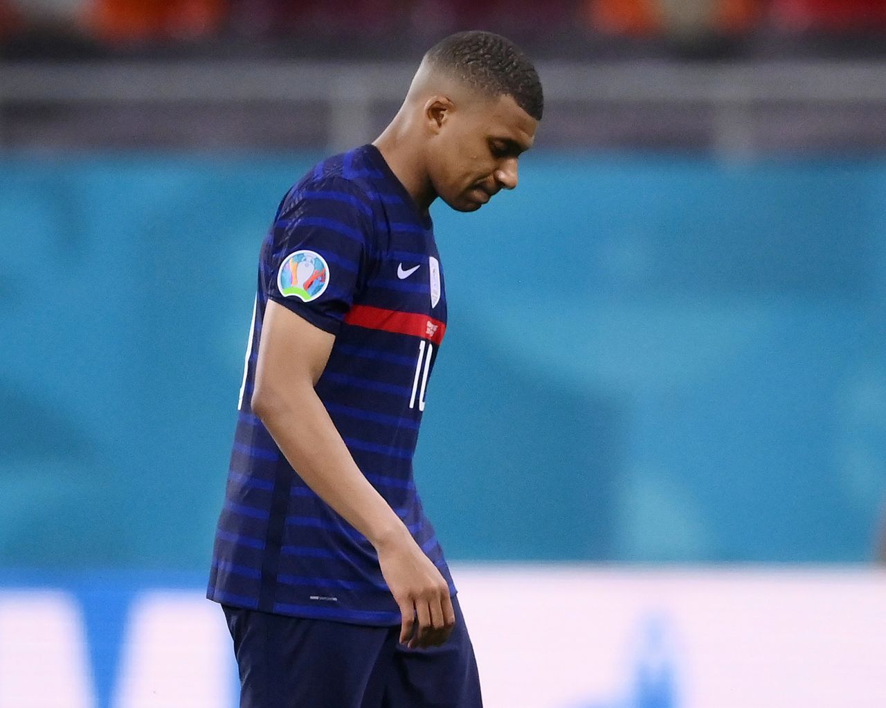 サッカーの元フランス代表、ニコラ・アネルカ氏はパリ・サンジェルマン(PSG)に所属するフランス代表キリアン・エムバペ(写真)について、世界の大舞台でインパクトを残すには、PSGを去るべきとの考えを示した。ルーマニアのブカレストで6月に代表撮影(2021年 ロイター)