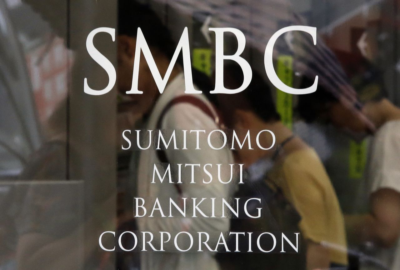 7月6日、三井住友フィナンシャルグループは、インドのノンバンク、フラートン・インディアを買収すると発表した。写真は同社傘下の三井住友銀行のロゴ。都内で2014年7月撮影(2021年 ロイター/Yuya Shino)