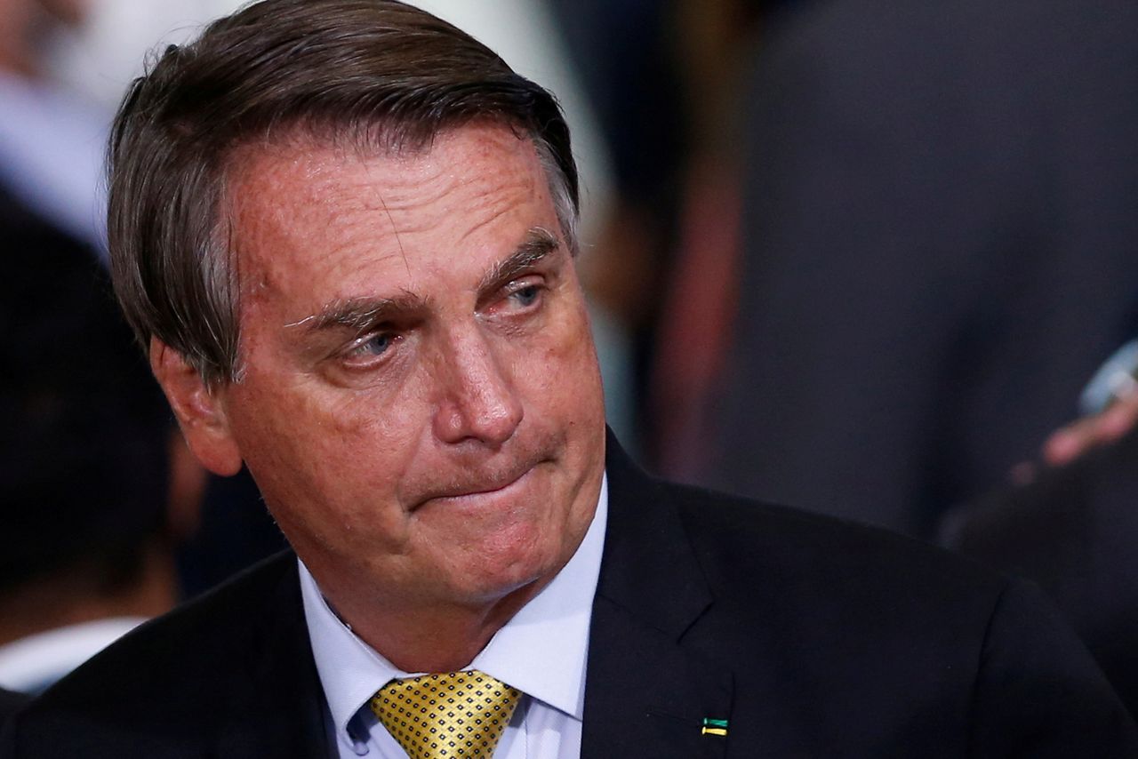 ブラジルのボルソナロ大統領は14日、慢性的なしゃっくりの原因を調べるために入院した。6月29日、ブラジリアで撮影(2021年 ロイター/Adriano Machado/File Photo)