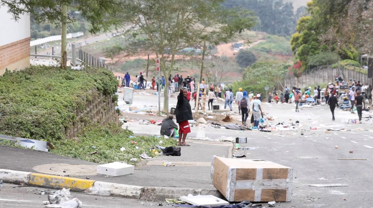 トヨタ自動車は15日、南アフリカのダーバンにある工場を12日から停止していることを明らかにした。写真は7月13日、暴動が起きたダーバンの様子。7月13日撮影(2021年 Kierran Allen/via REUTERS )