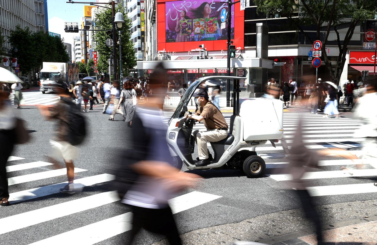 7月16日、政府の新型コロナウイルス対策分科会の尾身茂会長は、東京都の感染者が1日当たり1000人超で推移していることについて、「感染拡大のルートに乗っている」との認識を示した。渋谷で撮影(2021年 ロイター/Kai Pfaffenbach)