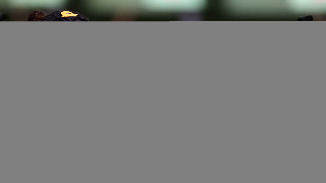 24日、東京五輪は2日目を迎え、射撃の女子10メートルエアライフルで中国代表の楊倩が今大会初の金メダリストとなった。東京都の陸上自衛隊朝霞訓練場で撮影(2021年 ロイター/Ann Wang)