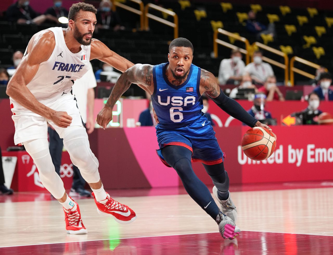 東京五輪は25日、バスケットボール男子1次リーグを行い、優勝候補の米国はフランスに76─83で敗れて黒星スタートとなったが、デーミアン・リラード(右)はパニックに陥ることはないと語った(2021年 ロイター/Kyle Terada-USA TODAY Network)