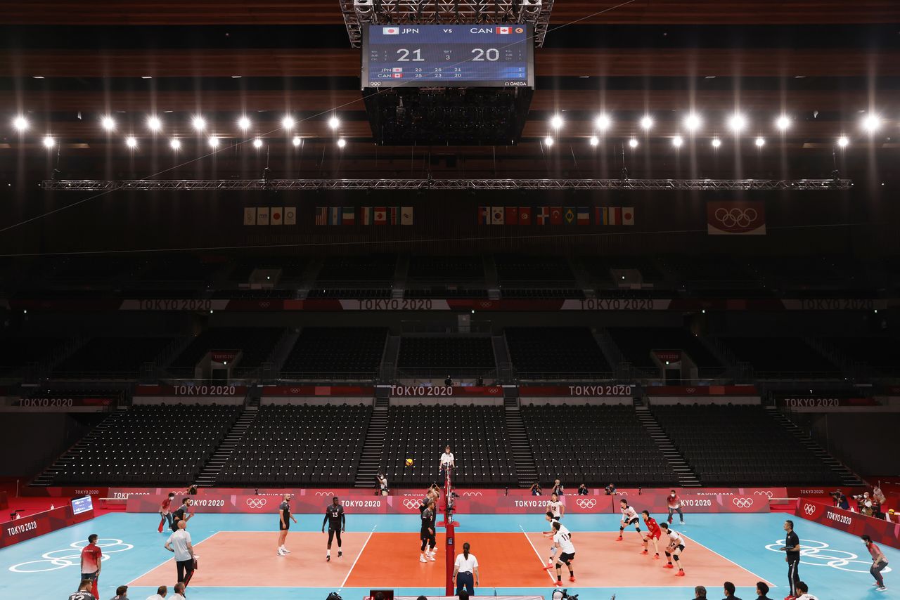 7月27日 東京有明のバレーボール会場で、観客がいないアリーナを盛り上げているのが、試合でプレーが中断される合間に流れる音楽だ。写真は予選ラウンドで対戦する日本とカナダ。7月26日撮影(2021年 ロイター/Carlos Garcia Rawlins)
