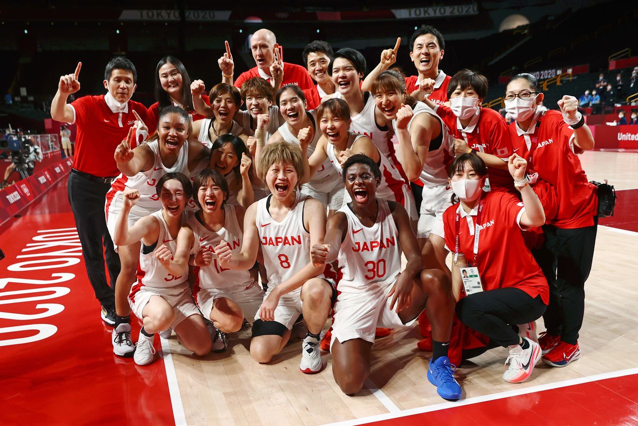 ８月６日、 女子バスケットボール日本代表は東京五輪の準決勝でフランスを８７─７１で下し、銀メダル以上を確定した。写真は準決勝の勝利を喜ぶ日本チーム。さいたまスーパーアリーナで撮影（２０２１年　ロイター/Sergio Perez）