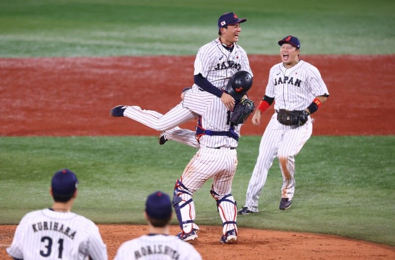 8月7日、野球の日本代表は、東京五輪の決勝で米国を2─0で下し、正式競技になって以降で初の金メダルを獲得した。横浜スタジアムで撮影(2021年 ロイター/Issei Kato)