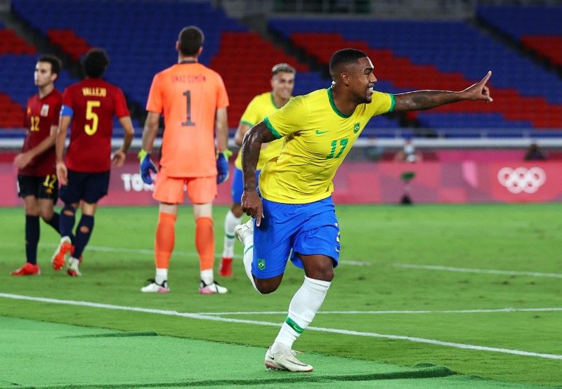 8月7日、 東京五輪は横浜国際総合競技場でサッカー男子決勝を行い、ブラジルがスペインに2─1で勝利した。写真は2点目を入れ喜ぶマウコン。横浜国際総合競技場で撮影(2021年 ロイター/Amr Abdallah Dalsh)