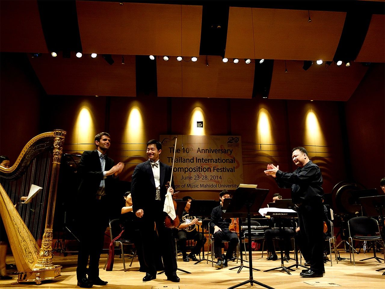 2014年6月にバンコクで開催されたタイ国際作曲フェスティバルでのキャノン（左）と五嶋龍（中央）（アジア・アメリカ現代音楽協会提供）
