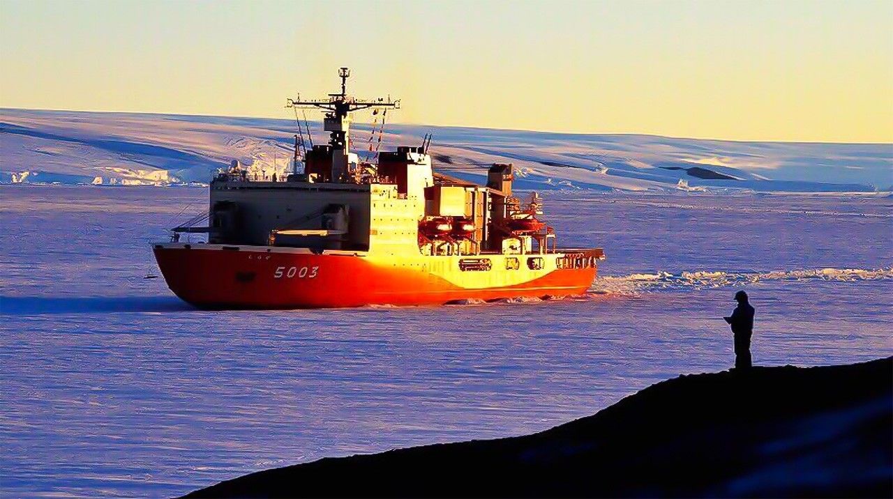 「しらせ」の接岸を待つ。船体の後ろに広がるのが南極大陸