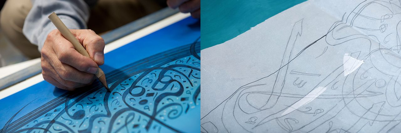 （左）アラビア書道で使われる紙は、筆がすべるように表面がツルツル（右）文字の配置などを記したデザインの下書き。一つの作品の制作に数カ月かかることもある