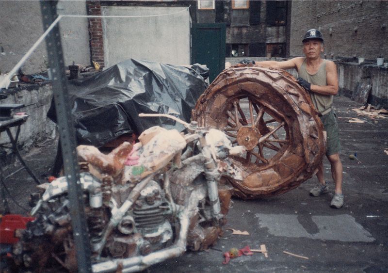 段ボールによる「オートバイ彫刻」シリーズのひとつ。1983年、テキサス州ダラスにて（提供＝ザジフィルムズ）