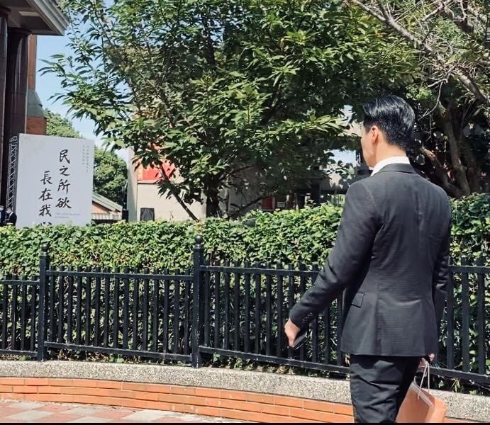 李登輝氏の追悼告別ミサでは、現役の台湾総統として渡米した際、母校コーネル大学で演説した際のタイトル「民之所欲 長在我心」（国民が何を求めているかを、常に心に留め置かなければならない）が掲げられた。フレディ・リム氏もミサに駆け付けた