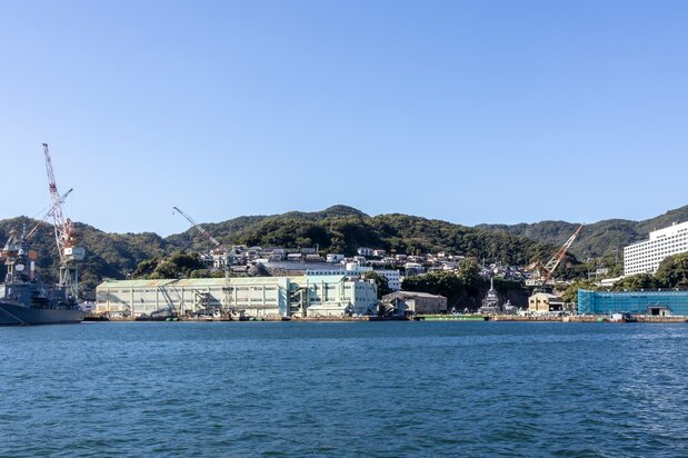 The green water gate (center-right) leads to the shipbuilding and repair docks. This is another piece of Industrial Revolution heritage. (© Nippon.com)