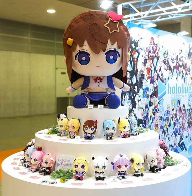 “东京玩具展2023”上展出的Hololive Production的角色毛绒玩偶，“谷子”在虚拟主播相关营收中占据了很大一部分。2023年6月于东京都江东区东京国际展览中心（图片：时事社）