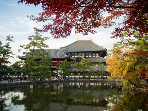 透过镜池池畔的红叶,眺望东大寺大佛殿