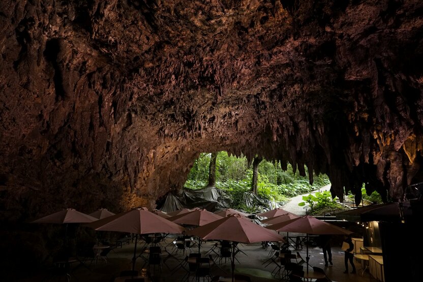 À proximité de l’entrée du site archéologique de la grotte de Sakitari se trouve le Cave Café, dans lequel les visiteurs peuvent s’imprégner de l'atmosphère tout en dégustant une boisson chaude, avant ou après la visite. (© Ôsaka Hiroshi)