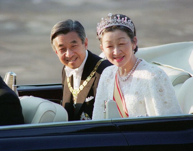 Emperor Akihito and Empress Michiko set out from the imperial palace for the enthronement parade in 1990. (© Jiji)