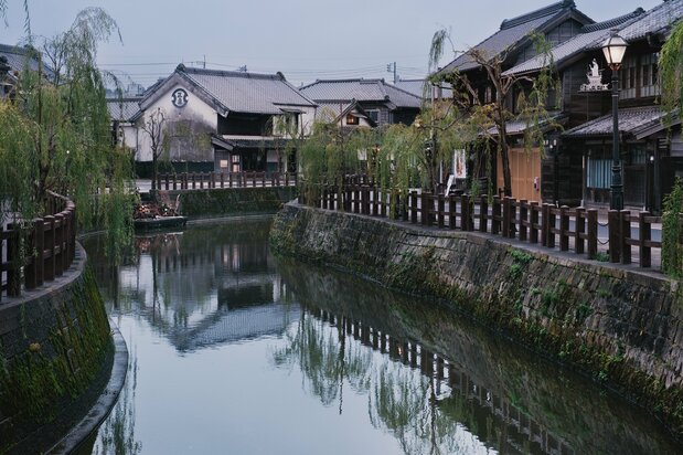 暮色渐浓的小野川畔街景