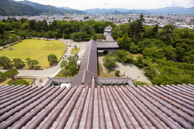 天守閣の南に延びる走長屋(はしりながや)、鉄門(くろがねもん)、南走長屋、干飯櫓(ほしいやぐら)の屋根も赤瓦