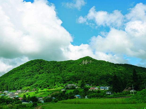 位于岩手县二户郡的鸟越山(图片:在本弥生)