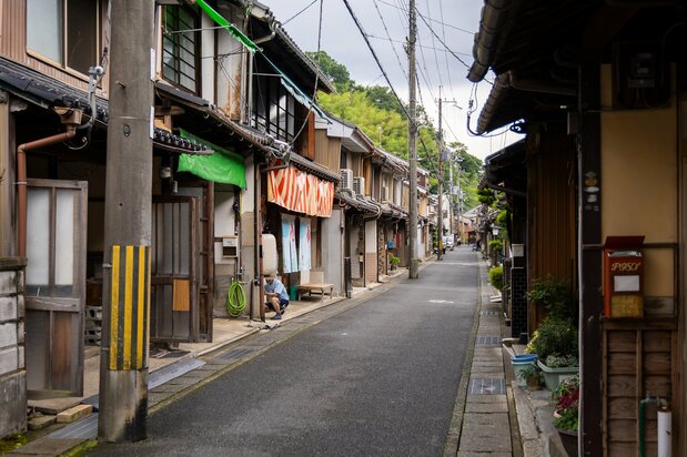 纵横交错的狭窄道路仅可供一辆车通行，这是昔日渔村的独特风貌 