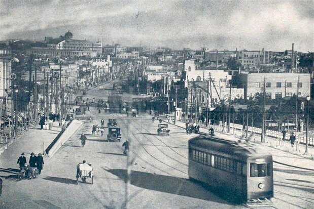 Фотография, сделанная в начале периода Сёва – вид на станцию Канда из района букинистических магазинов Дзимботё (по обе стороны дороги). «Фотографии Большого Токио» (Национальная парламентская библиотека)