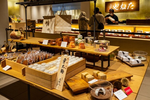 Taneya’s traditional Japanese sweets make excellent souvenirs. (© Nippon.com)