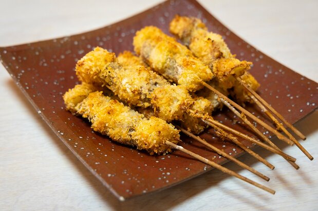 味も食感も抜群な「ミサキ串カツ」。後味がしつこくないので何本でも食べられる