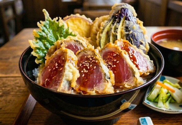 気仙沼市の大島にある「島の味処 こまつ」のレアかつお丼(島の味処 こまつ提供)