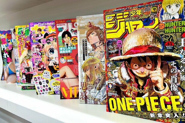 书店里依然摆满了各类纸质漫画杂志,但销量却一直在下降(图片:nippon.com日本网 编辑部)