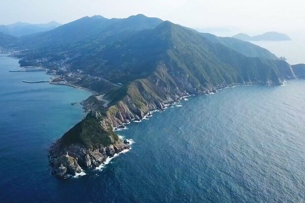 五岛列岛中的第二大岛——中通岛。前方突出的部分,是景观绝佳的人气景点“矢坚目”