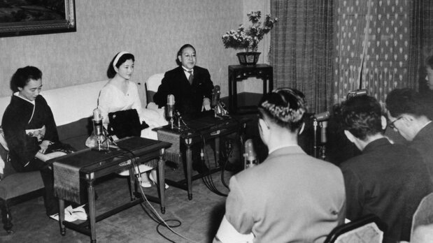 Shōda Michiko (at center on left) gives a press conference with her parents after the news breaks of her engagement. (© Jiji)