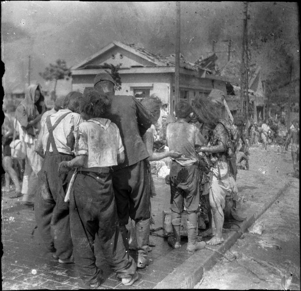 La devastación de la población civil fotografiada el 6 de agosto de 1945 por Matsushige Yoshito en el extremo oeste del puente Miyuki, a unos 2,2 km del epicentro de la bomba. Antes del atardecer de ese día sacó cinco fotografías (propiedad de Chugoku Shimbun; en custodia del Centro de Conservación de Fotografías de Japón).
