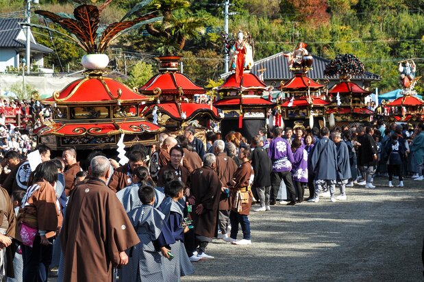 La espléndida procesión de kasahoko, digna representante del conjunto de matsuri de carrozas incluidos en el Patrimonio Cultural Inmaterial de la UNESCO.