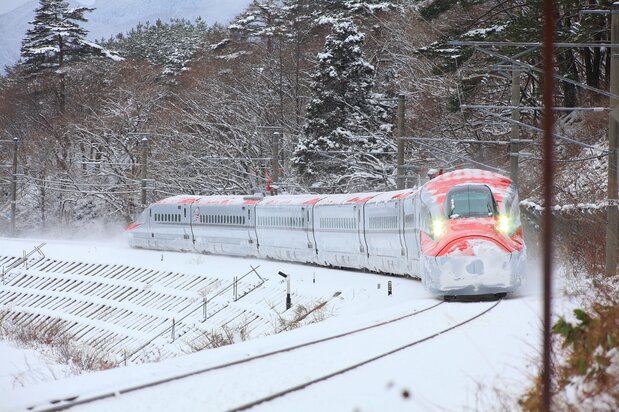天寒地冻的秋田县。穿破风雪一往直前的秋田新干线“小町”(图片:秋田观光联盟)