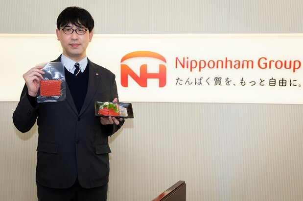 渡部先生右手所持长条状真空包装便是“植物基金枪鱼”商品。根据切法的不同，可以用在各种各样的料理中（图片：nippon.com日本网 编辑部）