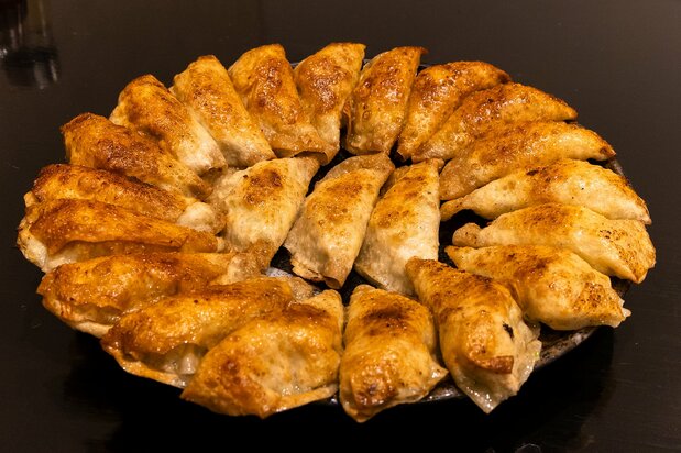 煎饺外皮油炸过般的酥脆口感，是照井饺子的一大特色
