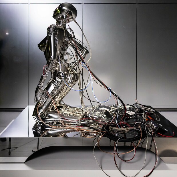 A new sculpture by Sorayama Hajime modeled on Kusanagi Motoko: Sexy Robot_The Ghost in the Shell Type 1. (© Sorayama Hajime; courtesy Nanzuka; © Shirow Masamune/Kōdansha)